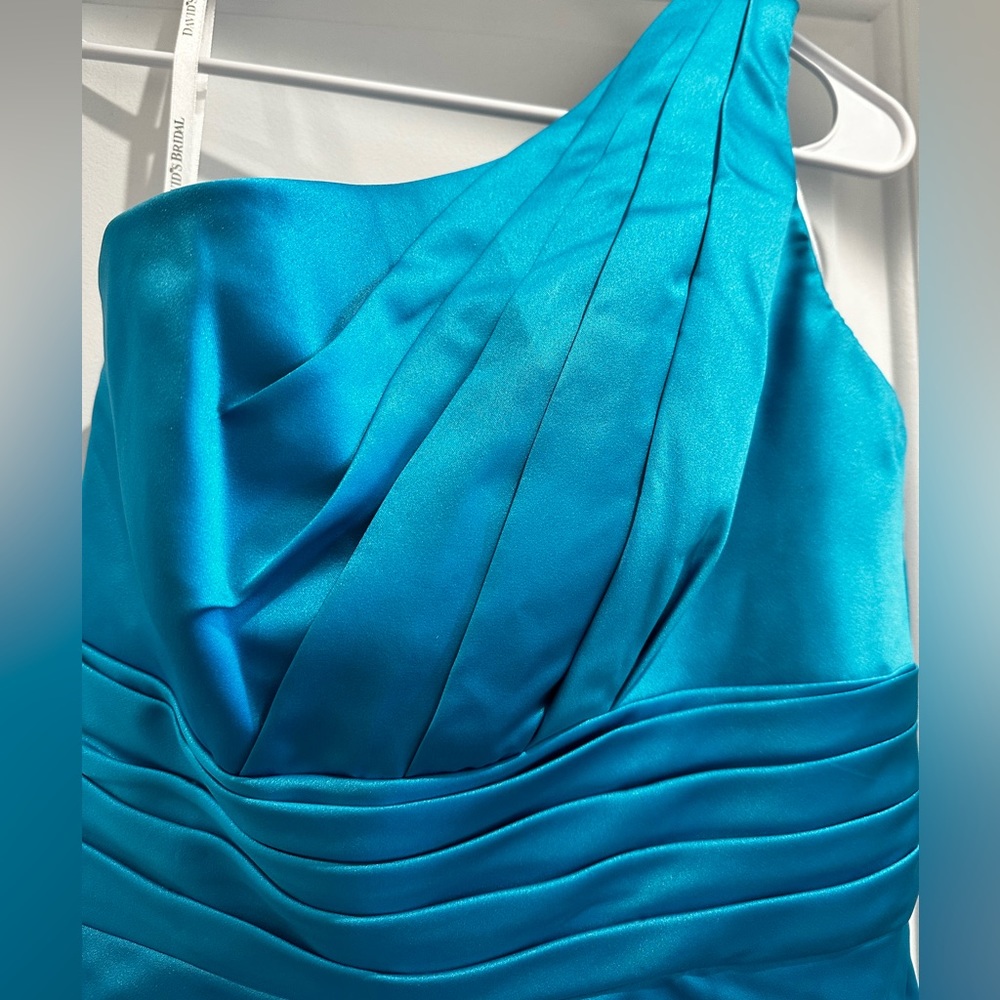 Bridesmaid’s dress in Malibu blue